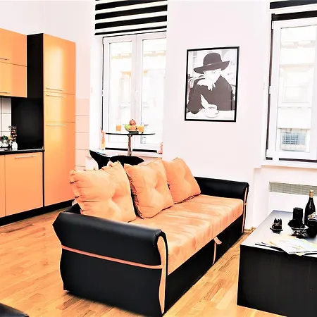 아파트 Main Street - Best Location! *